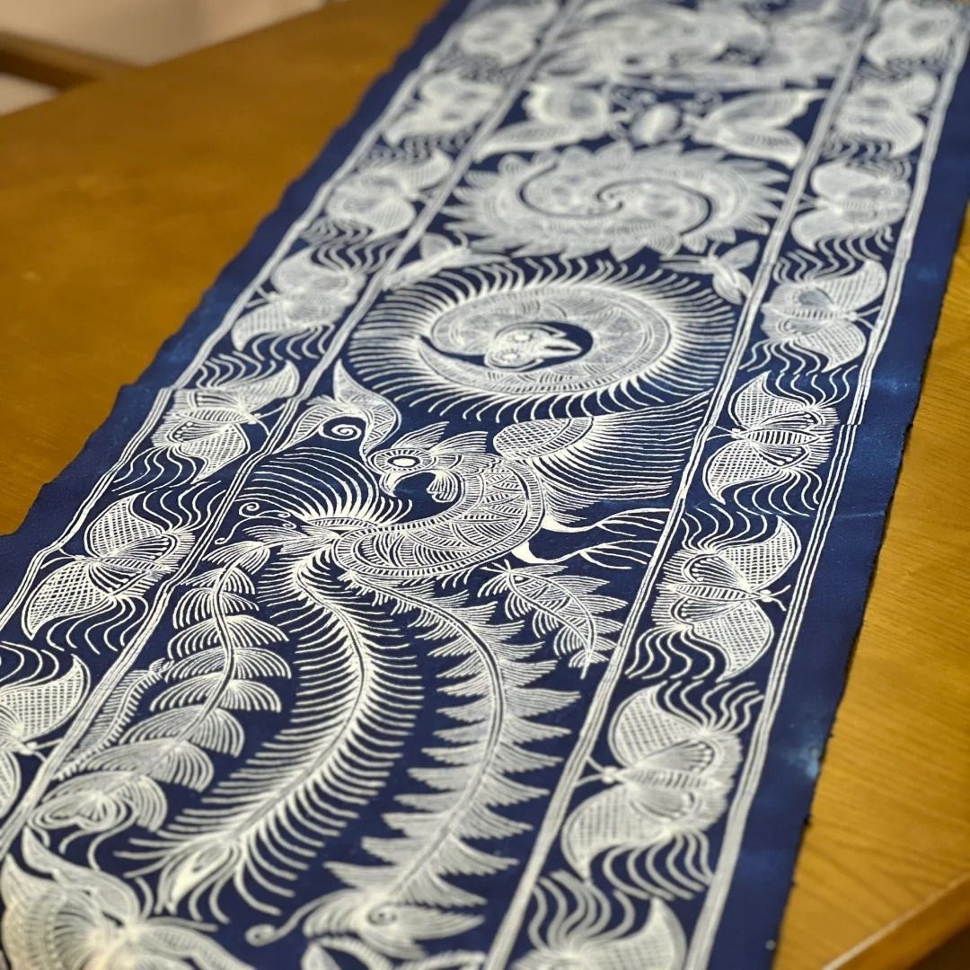 Chemin de table en batik Miao indigo aux motifs blancs d’oiseaux et de fleurs