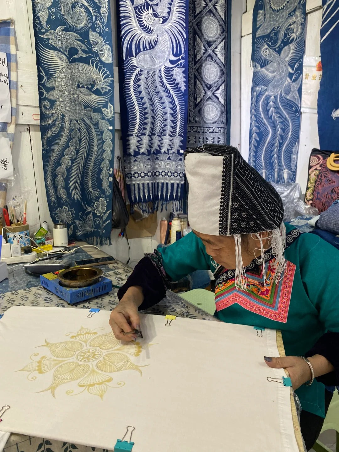 Miao-Kunsthandwerker bei der Batik-Herstellung
