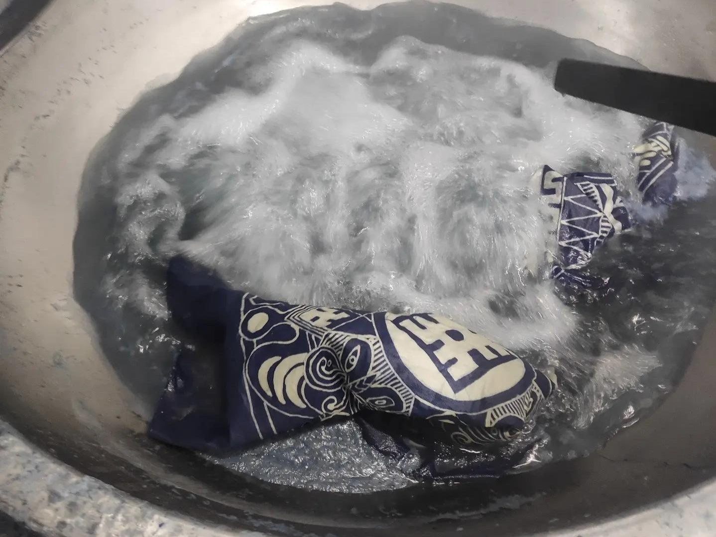 Enlever la cire du tissu batik dans l'eau chaude après la teinture