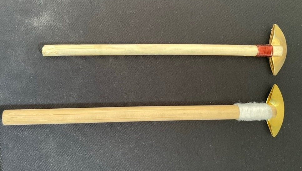 Zwei mittelgroße Miao-Batik-Wachsmesser mit unterschiedlicher Kupferstärke und Verarbeitung