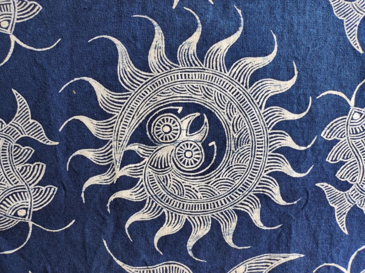 Nahansicht von Miao Batik Indigostoff mit handgezeichnetem weißem Muster