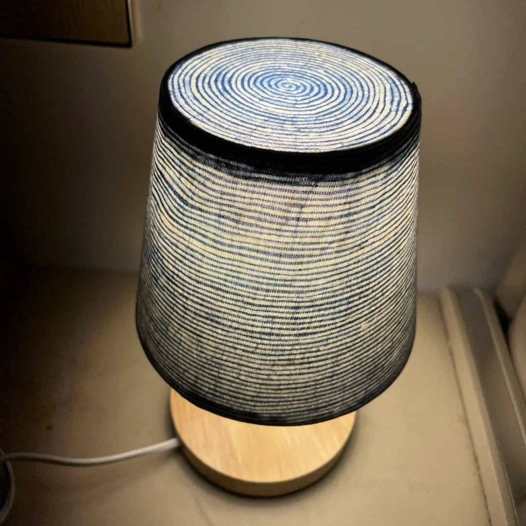 Lampe à abat-jour cylindrique aux fines lignes bleues et blanches