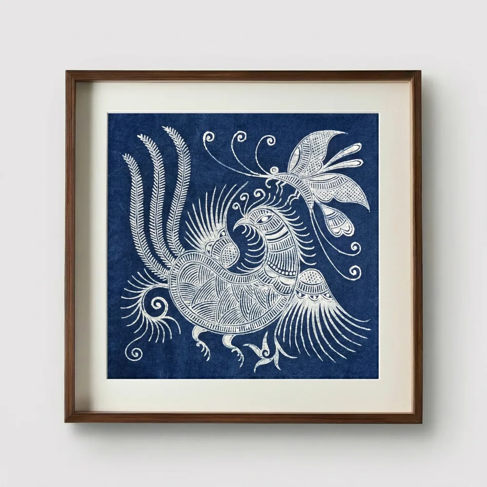 Tableau carré en batik Miao encadré avec motif traditionnel de phénix et poisson en indigo et blanc